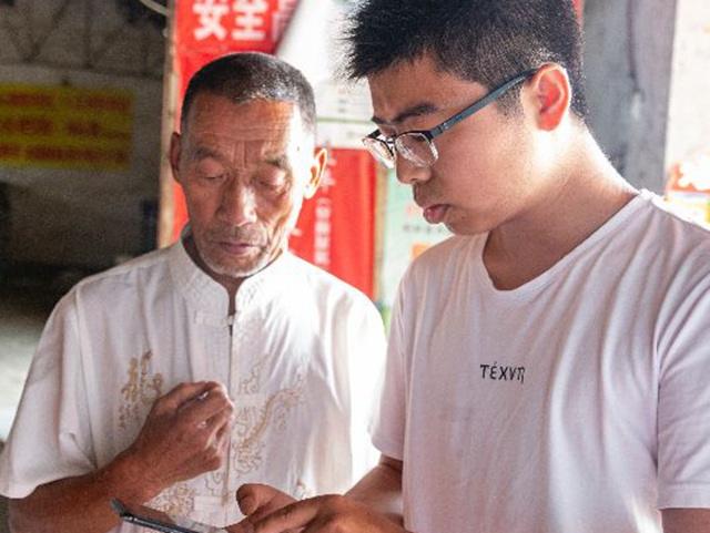 极飞学员给老伯介绍产品操作