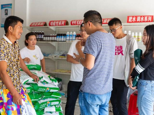 极飞学员正在和农药店主沟通