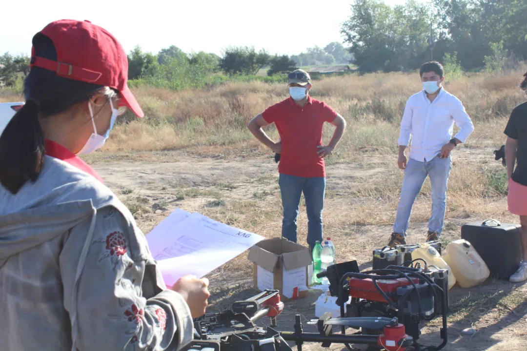 tecmundo staff and drone pilot trainees in offline field training (source: tecmundo)