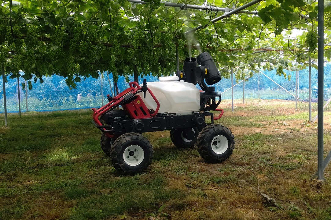 the r150 farm robot performing autonomous and precise spraying to the grapes