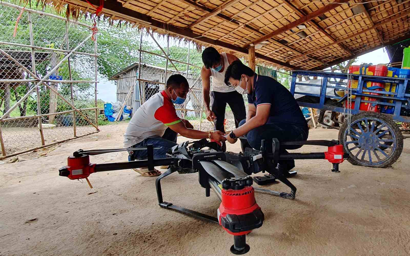 sometimes the clients’ hut would become a temporary workshop, but it won’t bother our skilful engineers. (cambodia, source: red sparrow cambodia)