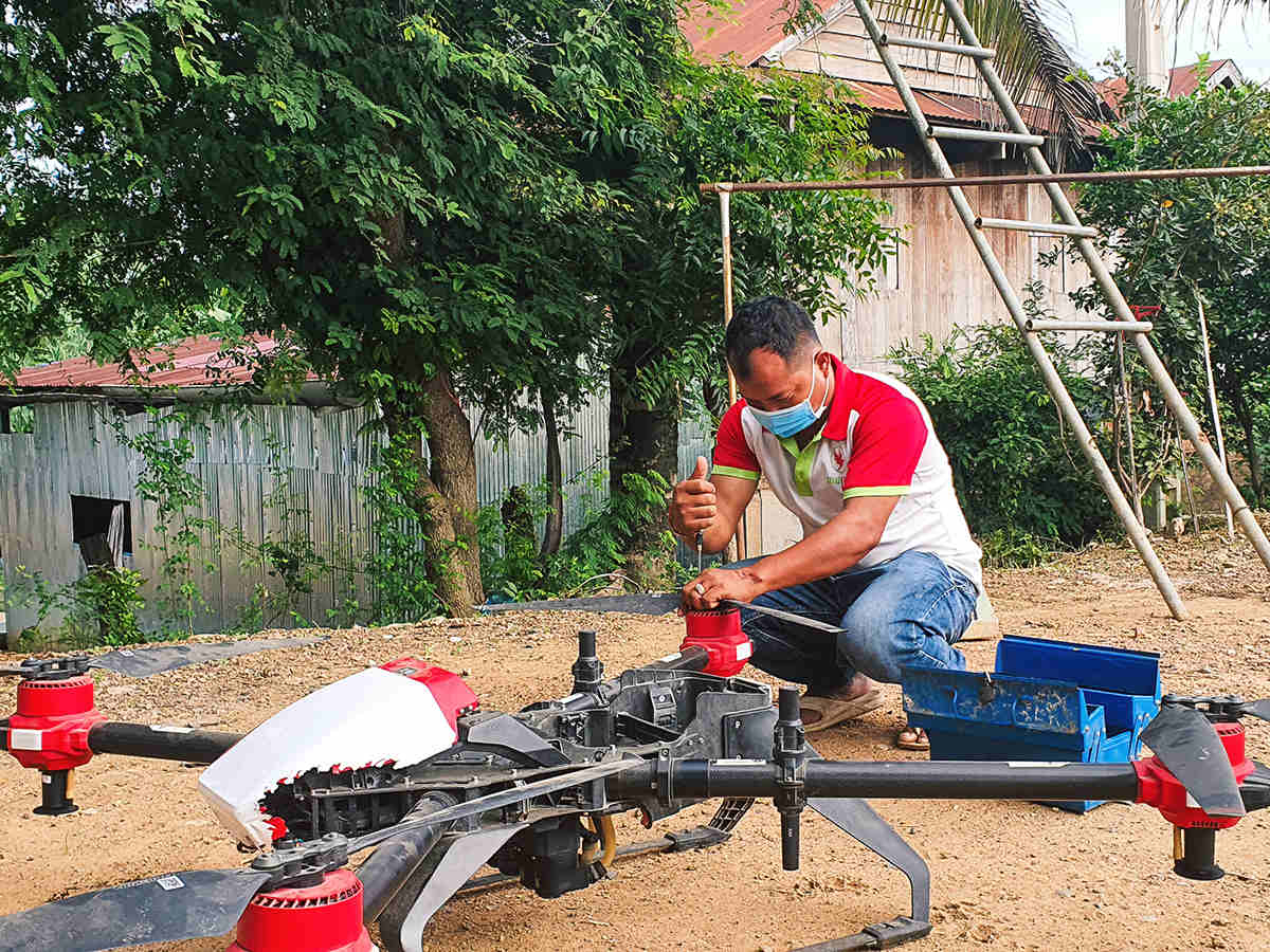 give overall checks to the drones, ensuring that all parts of the equipment, ensuring they are in good technical conditions